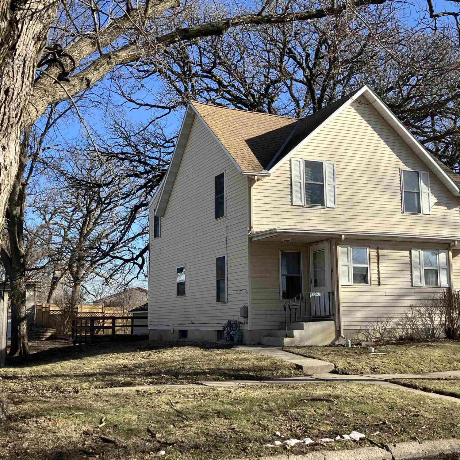 Homes For Sale - 704 8th Avenue N<br/> Clear Lake, IA 50428