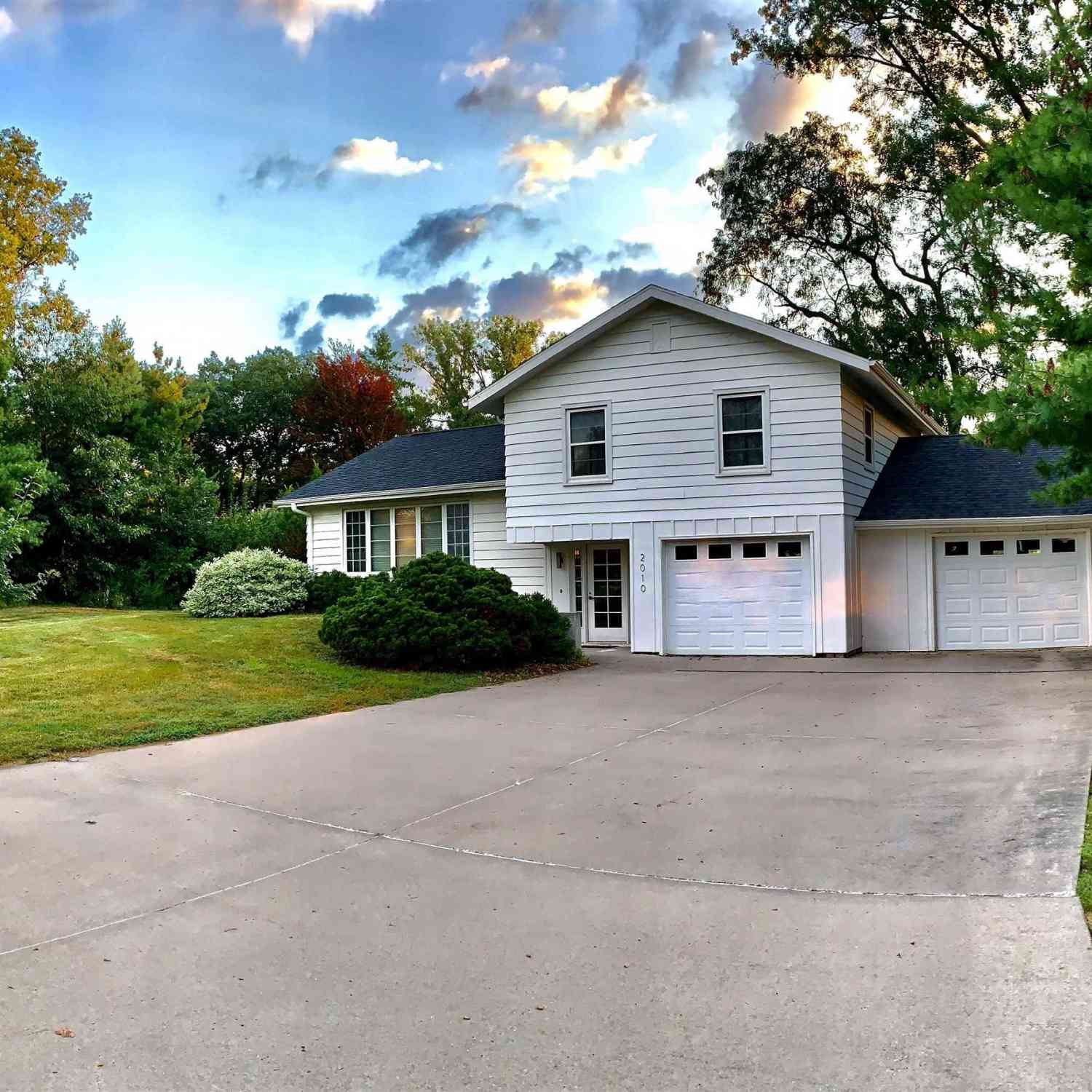Homes For Sale - 2010 Country Club Drive<br/> Poweshiek County, Grinnell, IA 50112