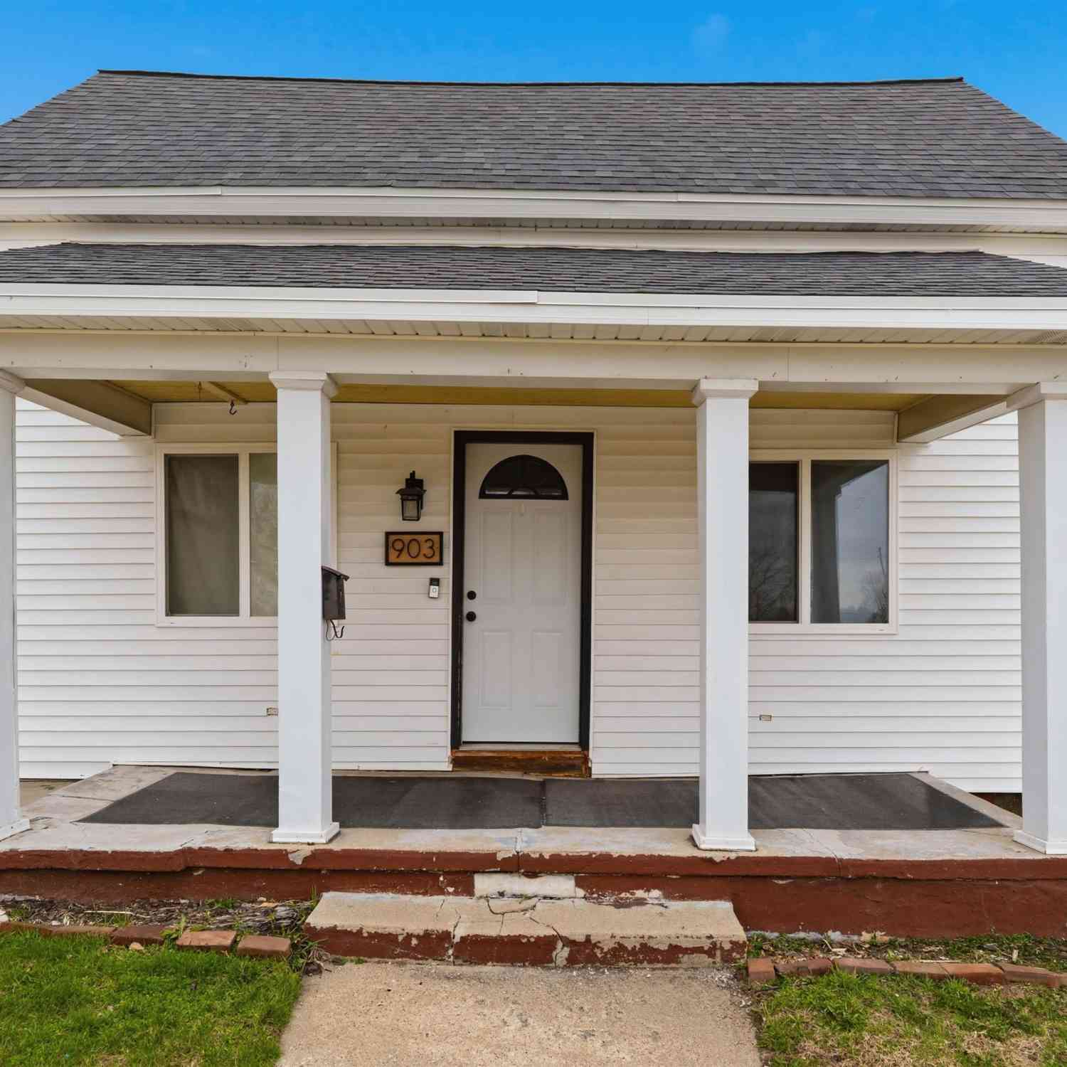 Homes For Sale - 903 S 2nd Avenue<br/> Marshall County, Marshalltown, IA 50158