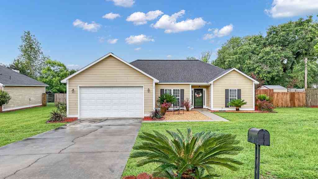 Homes For Sale - 100 Hedgerow Drive<br/> Leesburg, GA 31763