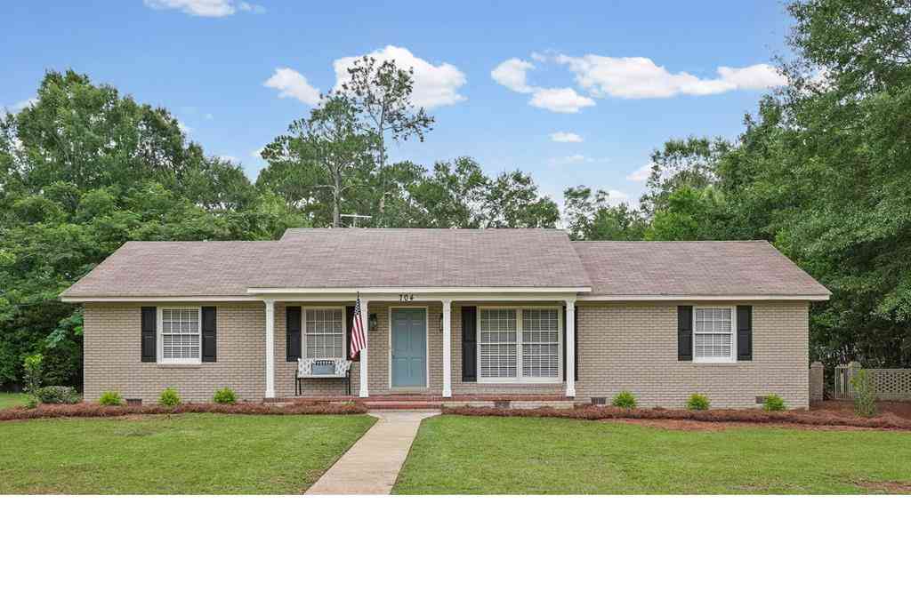 Homes For Sale - 704 Forest Glen<br/> Albany, GA 31707
