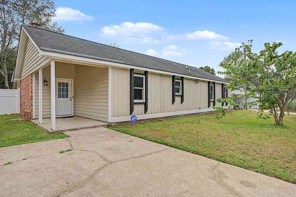 Homes For Sale - 129 Cherokee Avenue<br/> Lee County, Leesburg, GA 31763