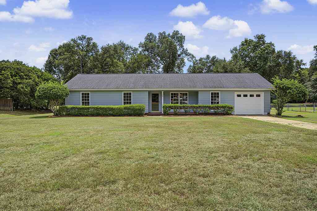 Homes For Sale - 104 Honeysuckle<br/> Albany, GA 31705