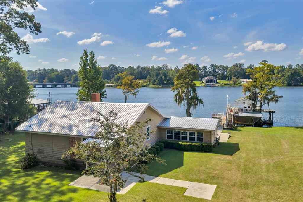 Homes For Sale - 822 Lakeshore Dr<br/> Cordele, GA 31015