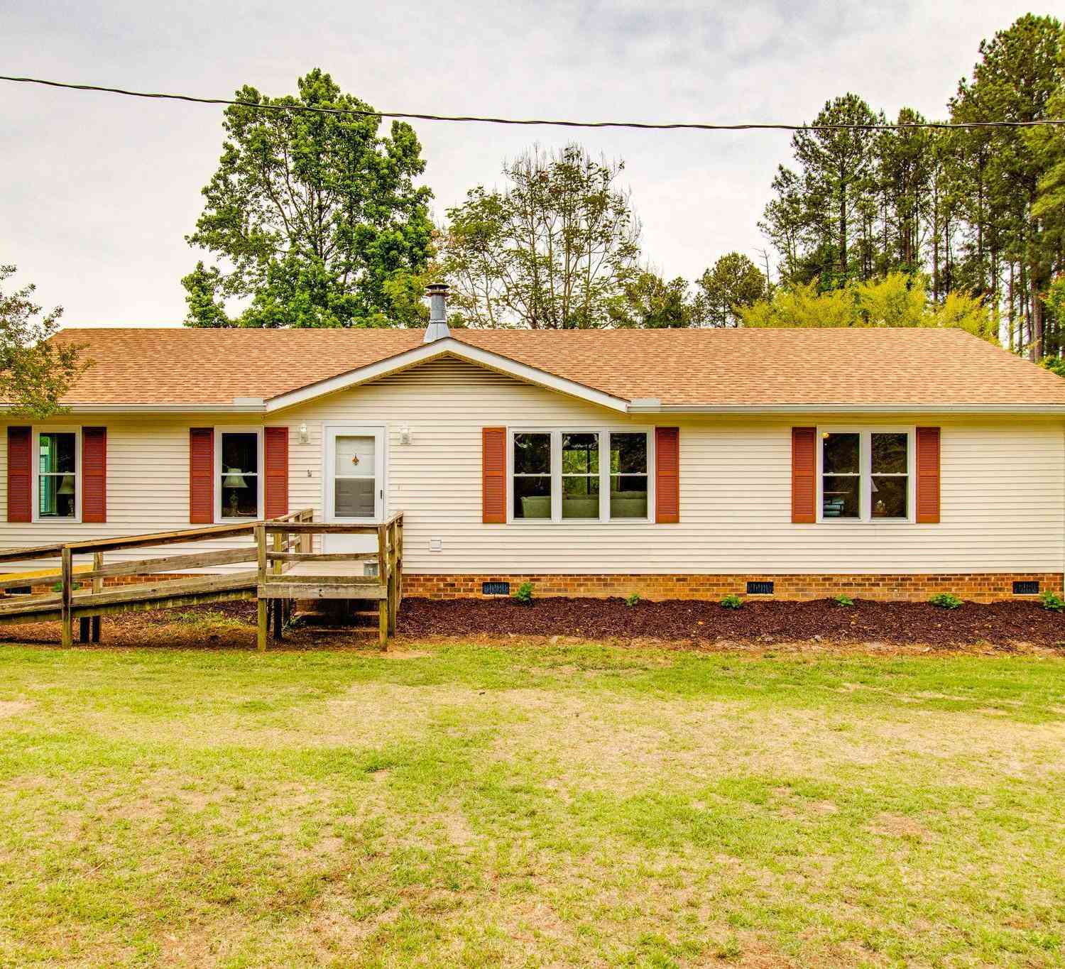 Homes For Sale - 72 Favor Road<br/> Kershaw County, Camden, SC 29020