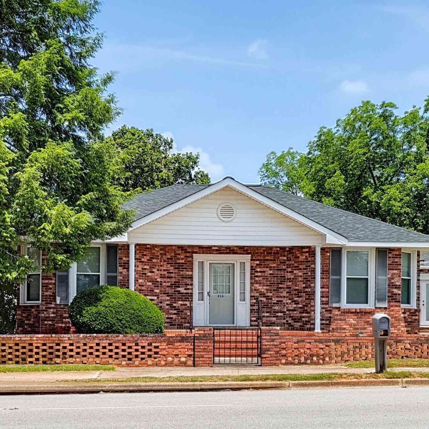 Homes For Sale - 116 W Moultrie St Street<br/> Fairfield County, Winnsboro, SC 29180