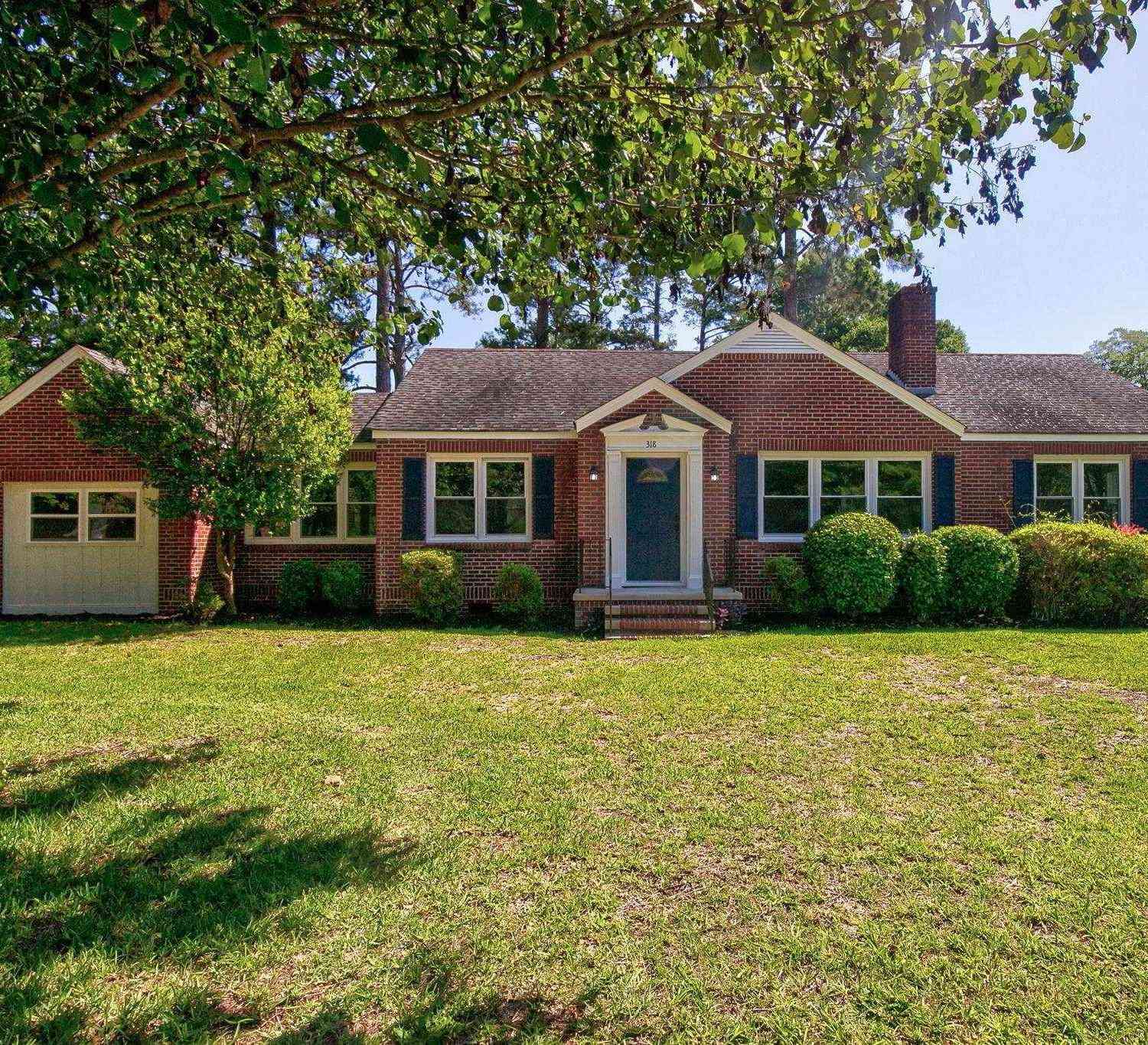 Homes For Sale - 318 W Church Street<br/> Bishopville, SC 29010