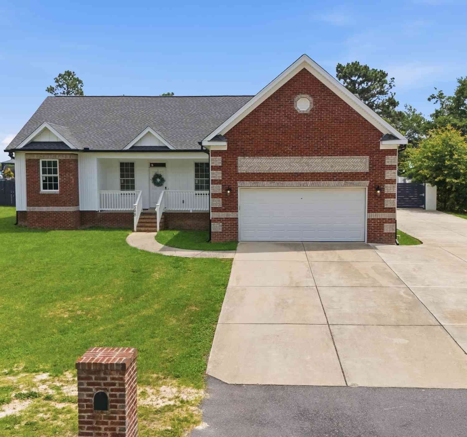 Homes For Sale - 208 Crestwood Arch Way<br/> Lexington, SC 29073