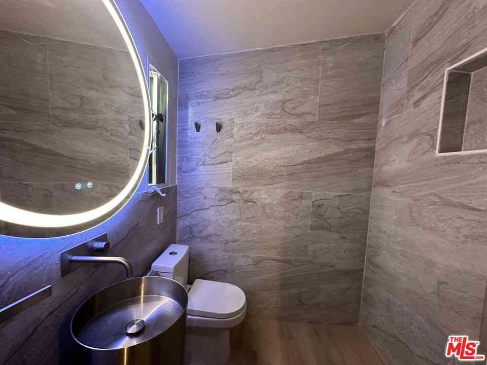 Condo For Rent - 641 N Vista Street<br/> Los Angeles, CA 90036