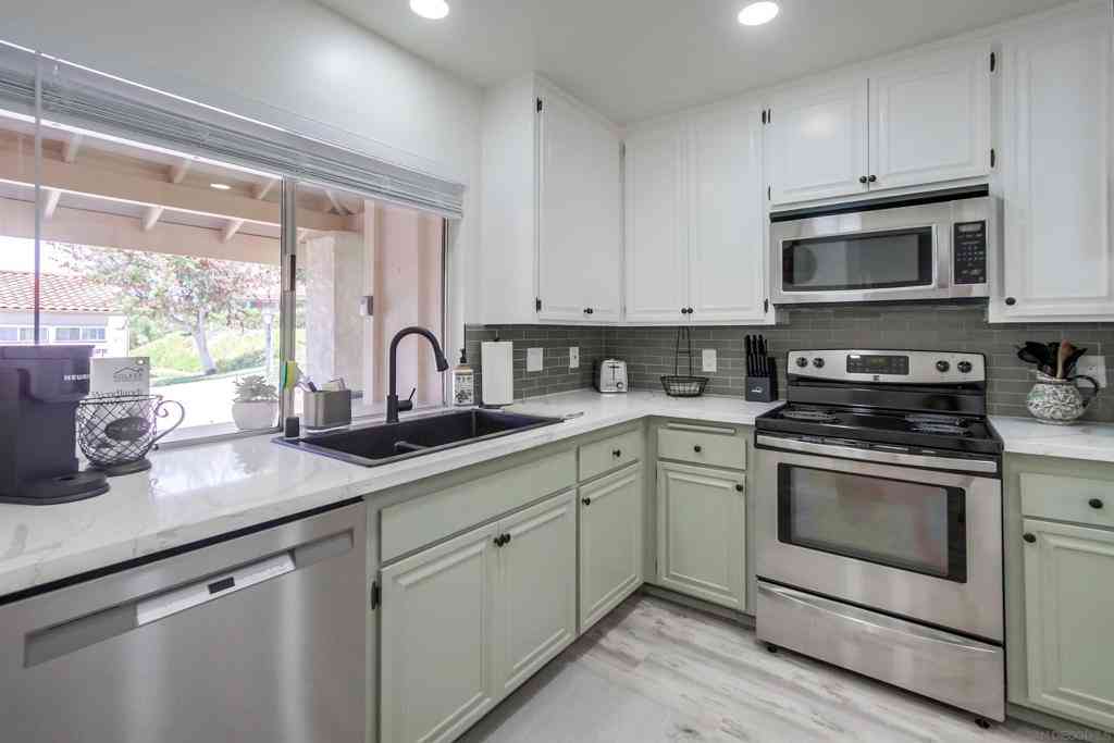 Townhouse For Rent - 17464 Plaza Cerado #84<br/> San Diego, CA 92128