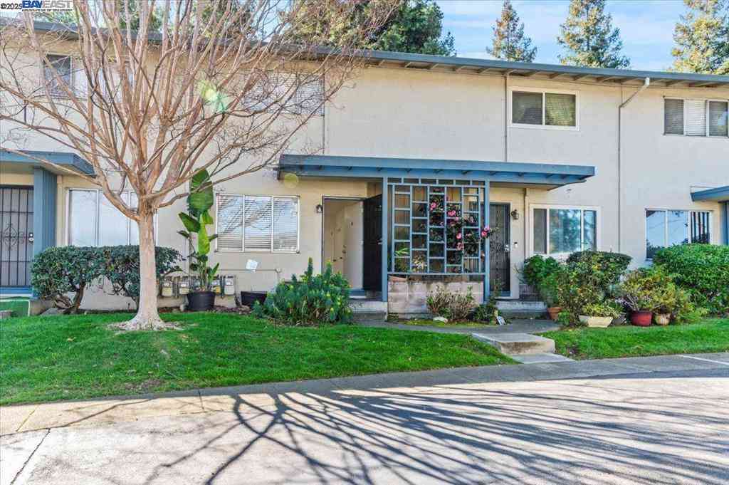 Townhouse For Sale - 462 Craven Court<br/> Hayward, CA 94541