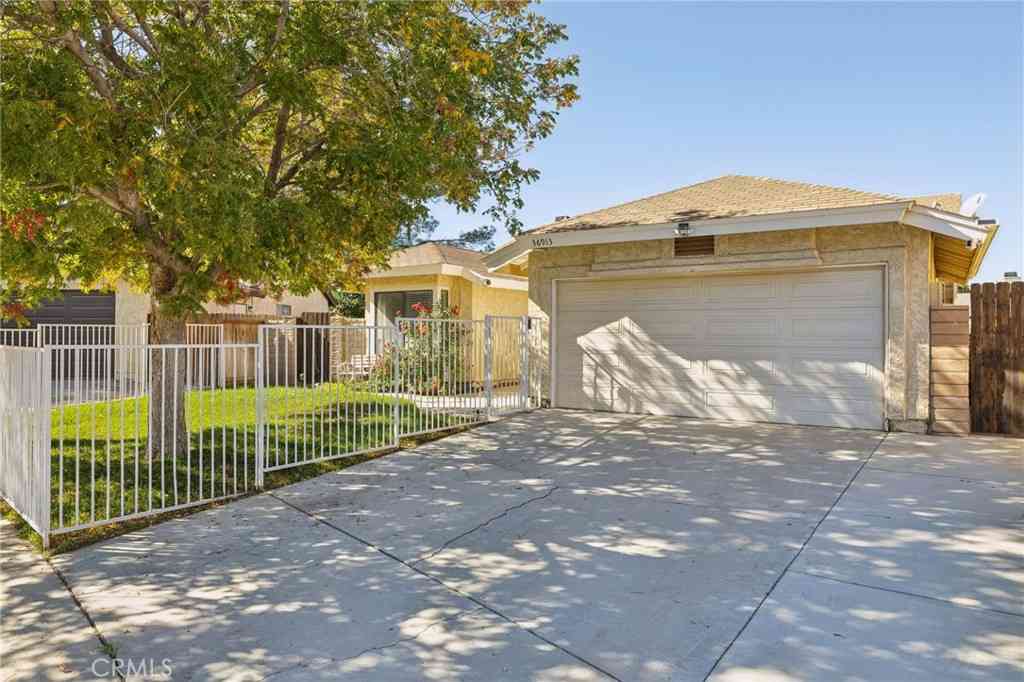 Homes For Sale - 36913 Tobira Drive<br/> Palmdale, CA 93550