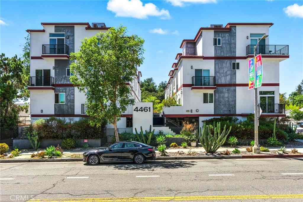 Townhouse For Rent - 4461 Tujunga Avenue #102<br/> Studio City, CA 91602