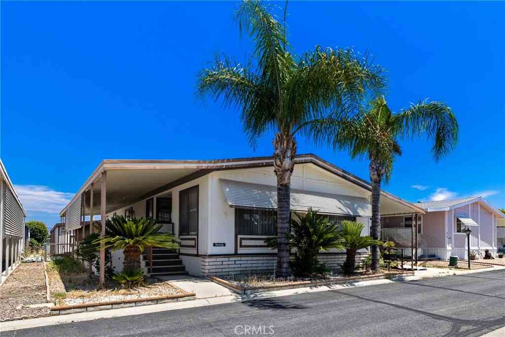 Mobile Home For Sale - 1300 W Menlo Avenue #215<br/> Hemet, CA 92543