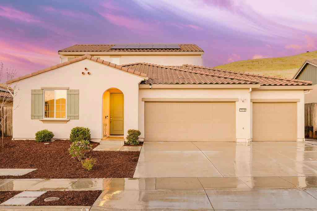 Homes For Sale - 775 Appaloosa Way<br/> Hollister, CA 95023
