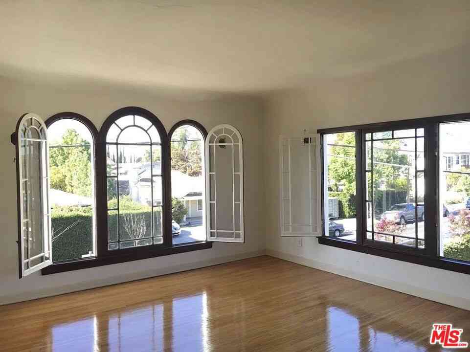 Condo For Rent - 1901 N Commonwealth #12<br/> Los Angeles, CA 90027