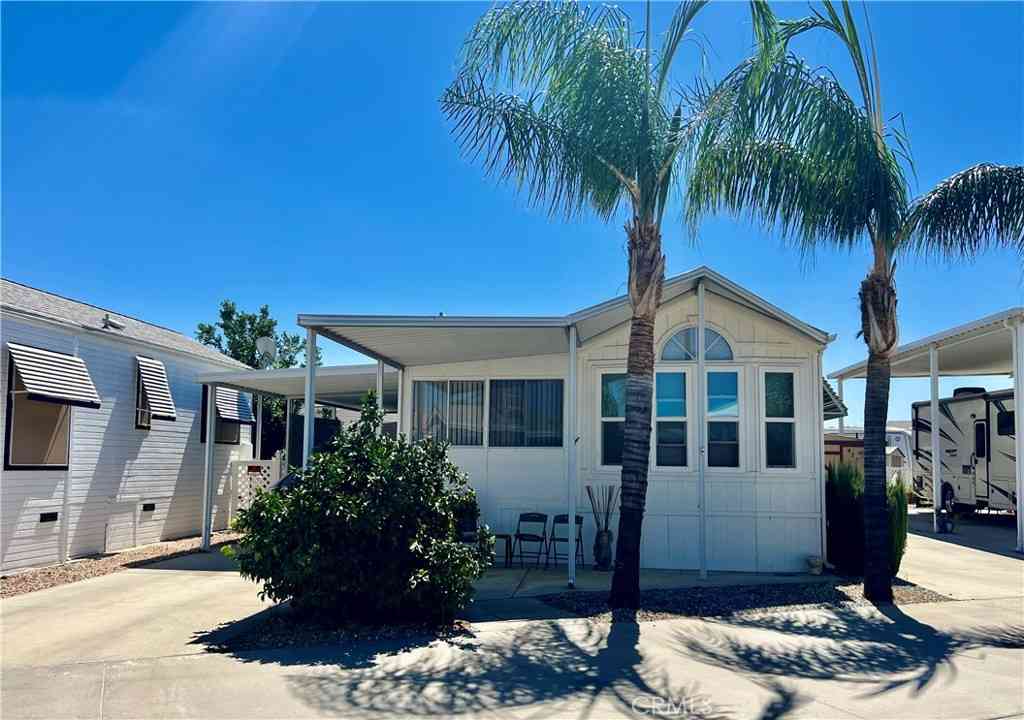 Mobile Home For Sale - 1295 S Cawston Avenue #422<br/> Hemet, CA 92545