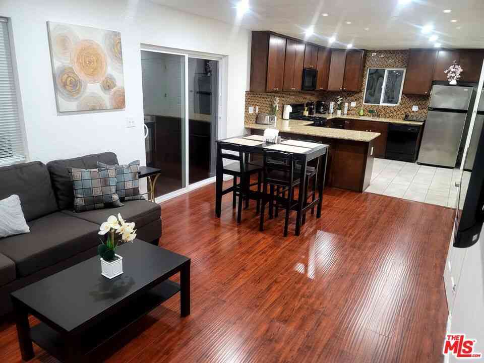 Townhouse For Rent - 1212 S Cloverdale Avenue<br/> Los Angeles, CA 90019