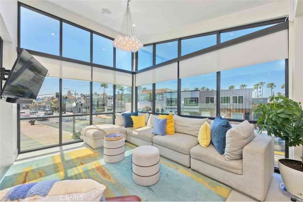 Condo For Rent - 500 E Balboa Boulevard<br/> Newport Beach, CA 92661