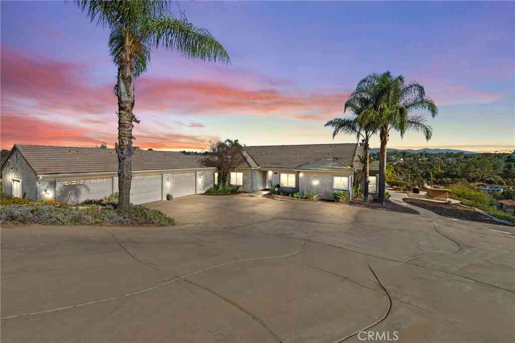 Homes For Sale - 2240 Aqua Hill Road<br/> Fallbrook, CA 92028