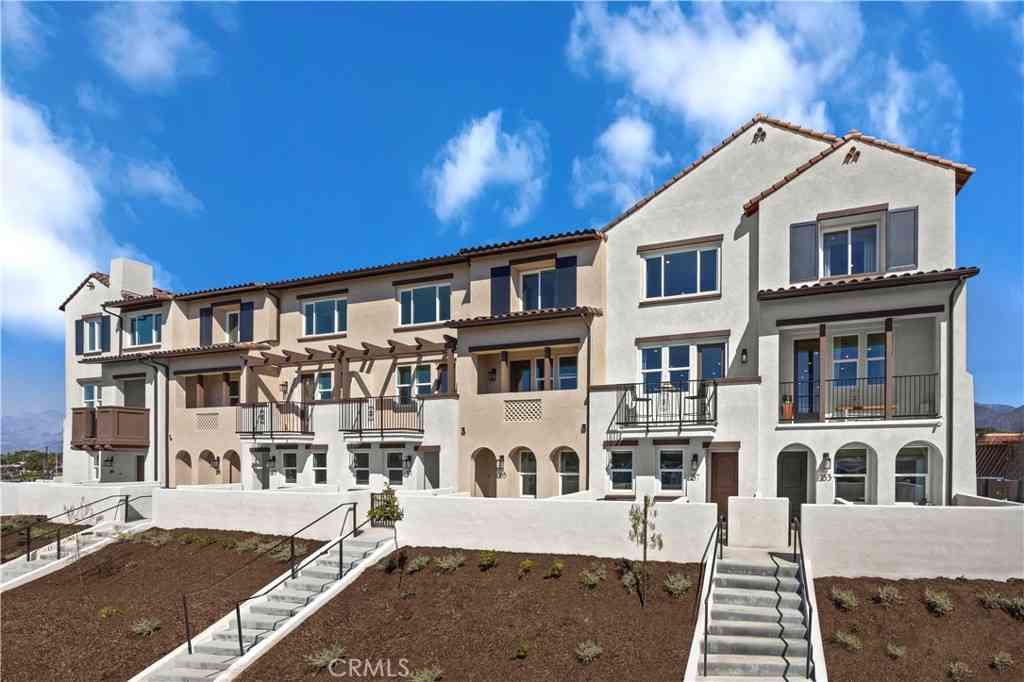 Townhouse For Sale - 121 Evergreen Lane<br/> Claremont, CA 91711