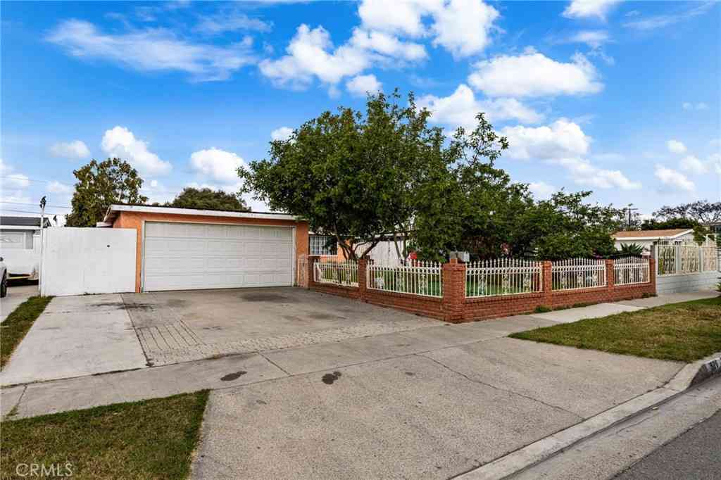 Homes For Sale - 526 Nottingham Avenue<br/> Santa Ana, CA 92703