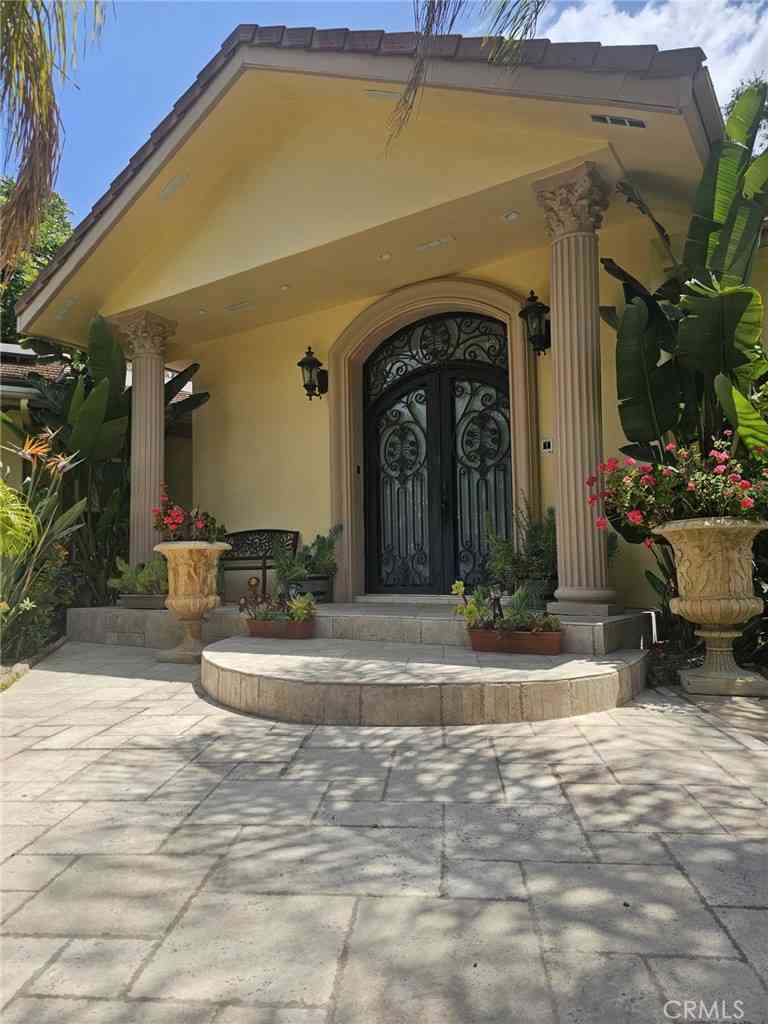 Homes For Sale - 3946 Knobhill Drive<br/> Sherman Oaks, CA 91423