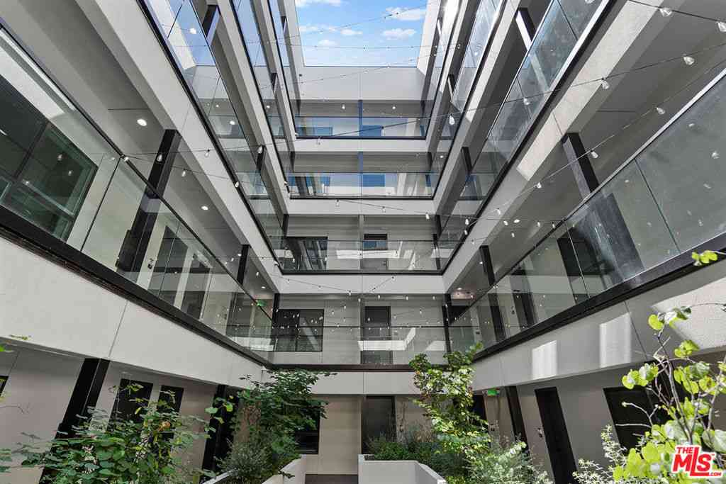 Condo For Sale - 321 S Oxford Avenue #505<br/> Los Angeles, CA 90010