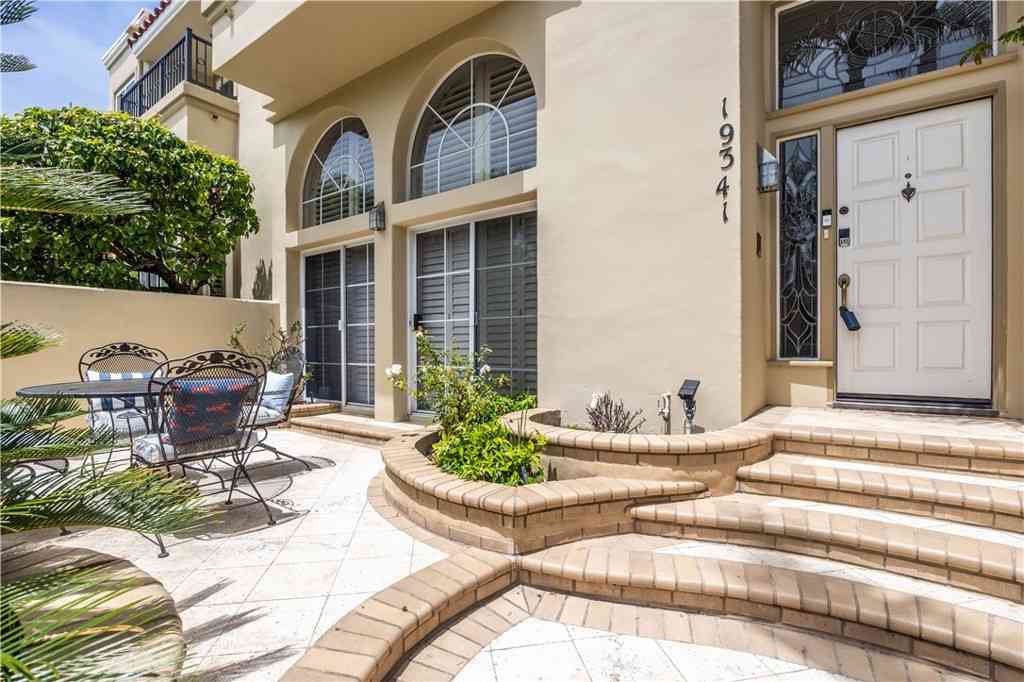 Townhouse For Rent - 19341 Sawgrass Lane<br/> Huntington Beach, CA 92648
