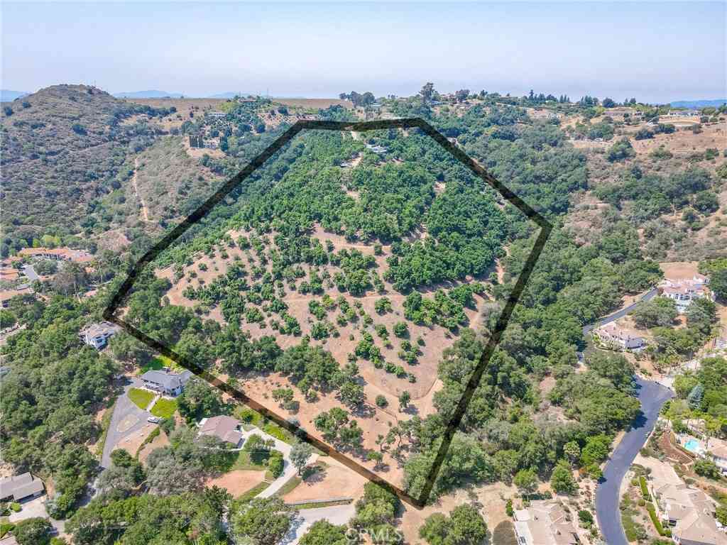 Homes For Sale - 2125 Puerto Del Mundo<br/> Fallbrook, CA 92028
