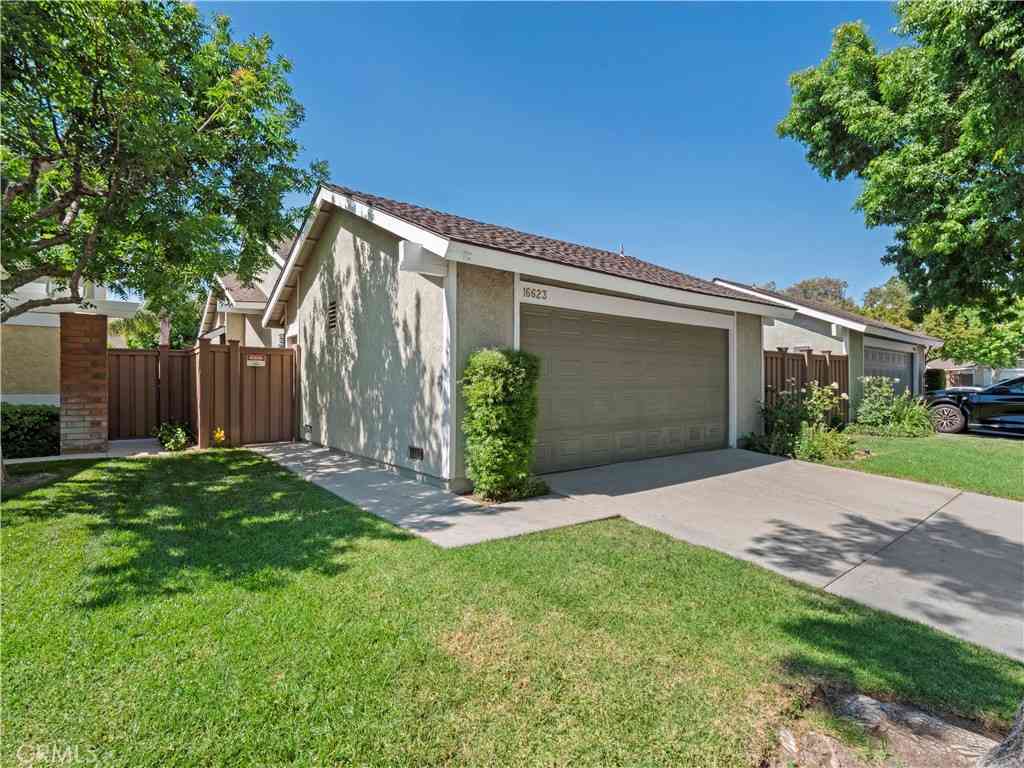 Condo For Sale - 16623 Shinedale Drive<br/> Canyon Country, CA 91387