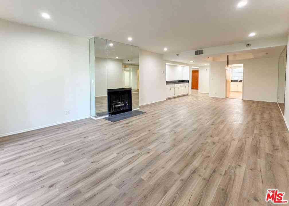 Condo For Rent - 410 S Barrington Avenue #205<br/> Los Angeles, CA 90049
