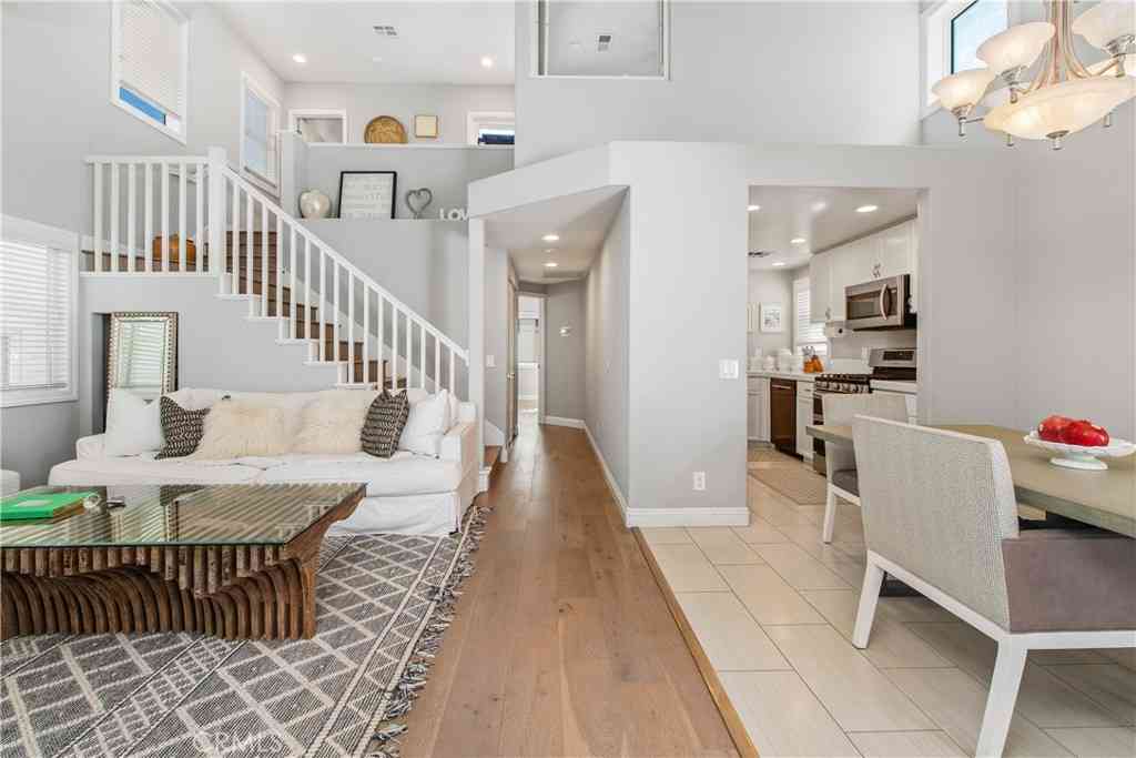 Townhouse For Rent - 608 Poinsettia Avenue #B<br/> Corona Del Mar, CA 92625