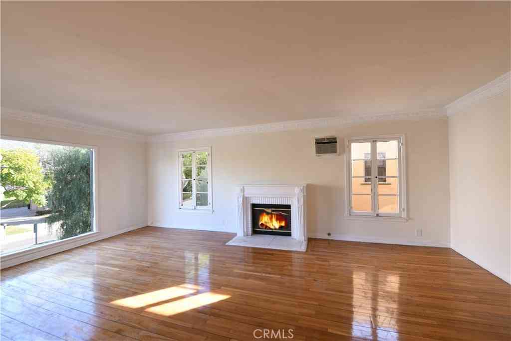 Townhouse For Rent - 915 S Le Doux Road<br/> Los Angeles, CA 90035