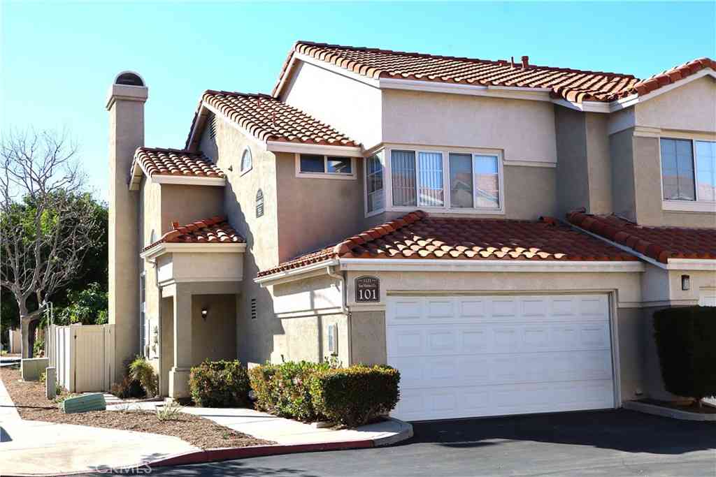 Townhouse For Sale - 1121 San Marino Court #101<br/> Corona, CA 92881