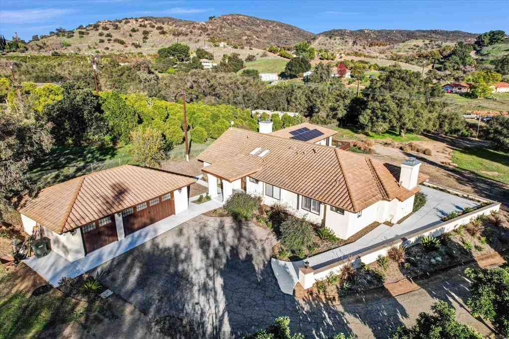 Homes For Sale - 33140 Lilac Road<br/> Valley Center, CA 92082