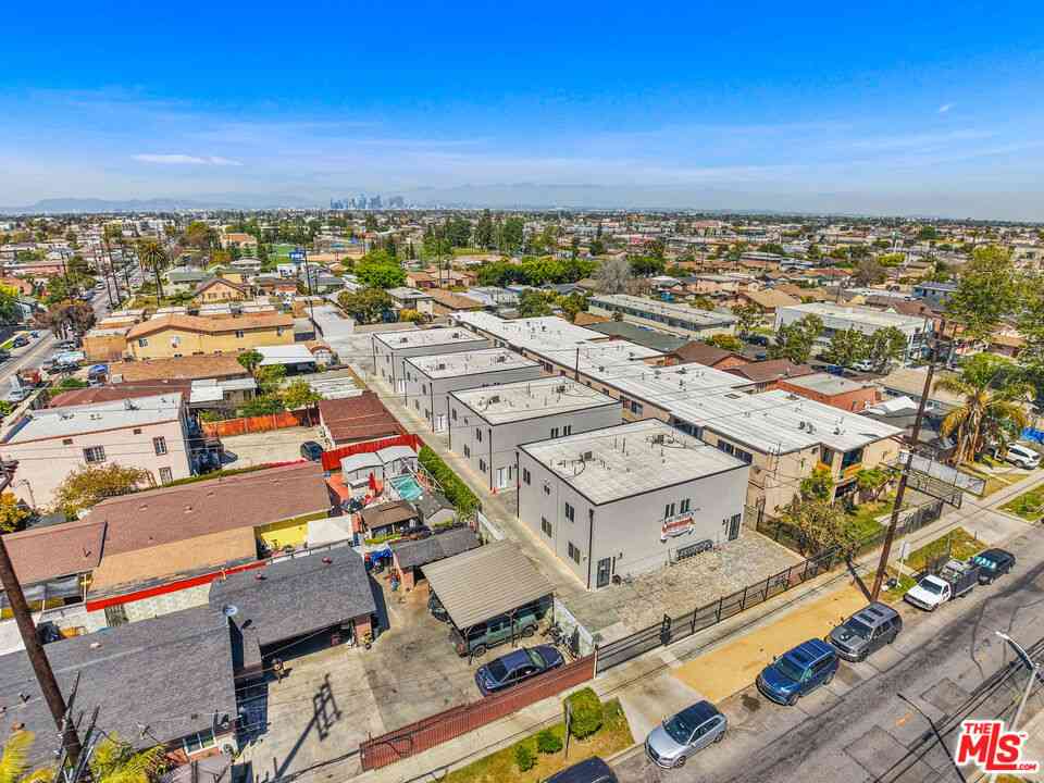 Townhouse For Rent - 649 W 92nd Street<br/> Los Angeles, CA 90044