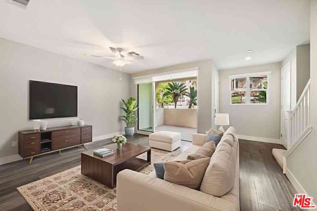 Condo For Rent - 4454 Paxton Place<br/> Calabasas, CA 91302