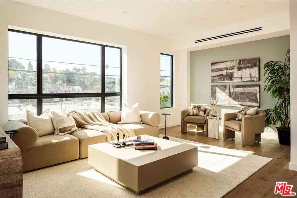 Townhouse For Rent - 2824 Avenel Street<br/> Los Angeles, CA 90039