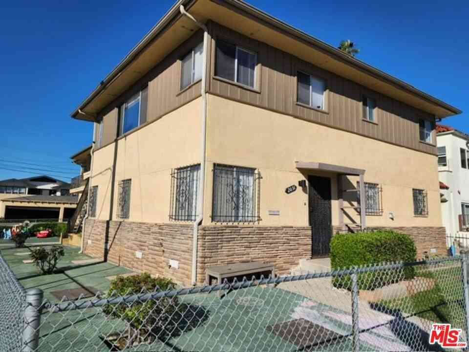 Homes For Sale - 3305 W 21st Street #6<br/> Los Angeles, CA 90018