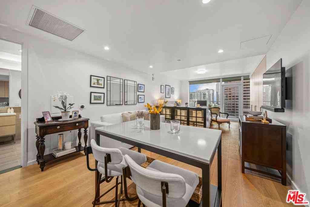 Condo For Sale - 877 Francisco Street #1715<br/> Los Angeles, CA 90017