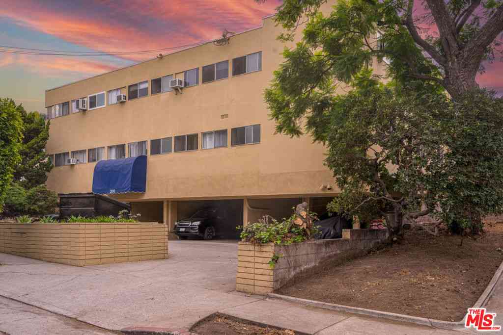 Homes For Sale - 2050 Rodney Drive<br/> Los Angeles, CA 90027