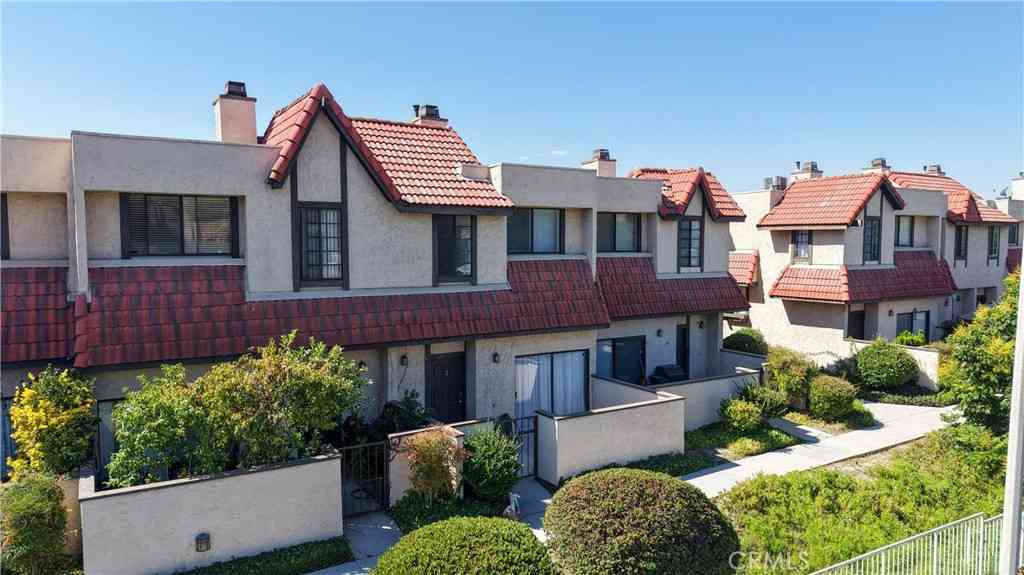 Townhouse For Sale - 27669 Ironstone Drive #3<br/> Canyon Country, CA 91387