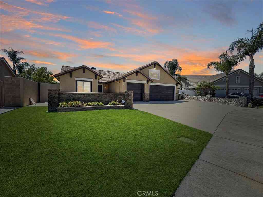 Homes For Sale - 27165 Calle Ayrton<br/> Menifee, CA 92586