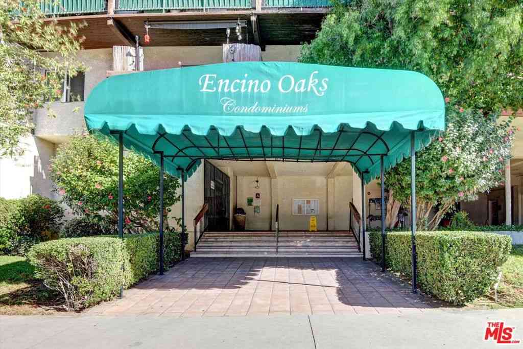 Condo For Sale - 5460 White Oak Avenue #C215<br/> Encino, CA 91316