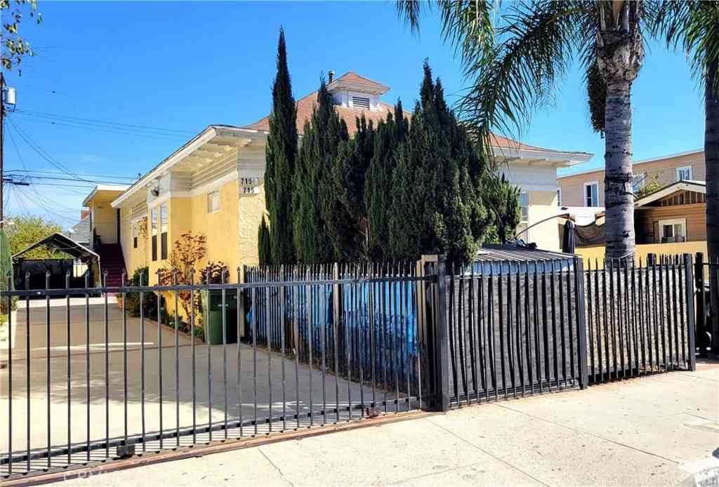 Multifamily For Sale - 717 E 24th Street<br/> Los Angeles, CA 90011