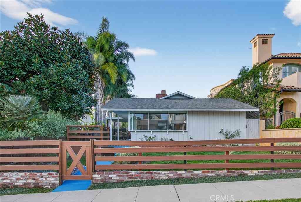 Homes For Rent - 225 Iris Avenue<br/> Corona Del Mar, CA 92625