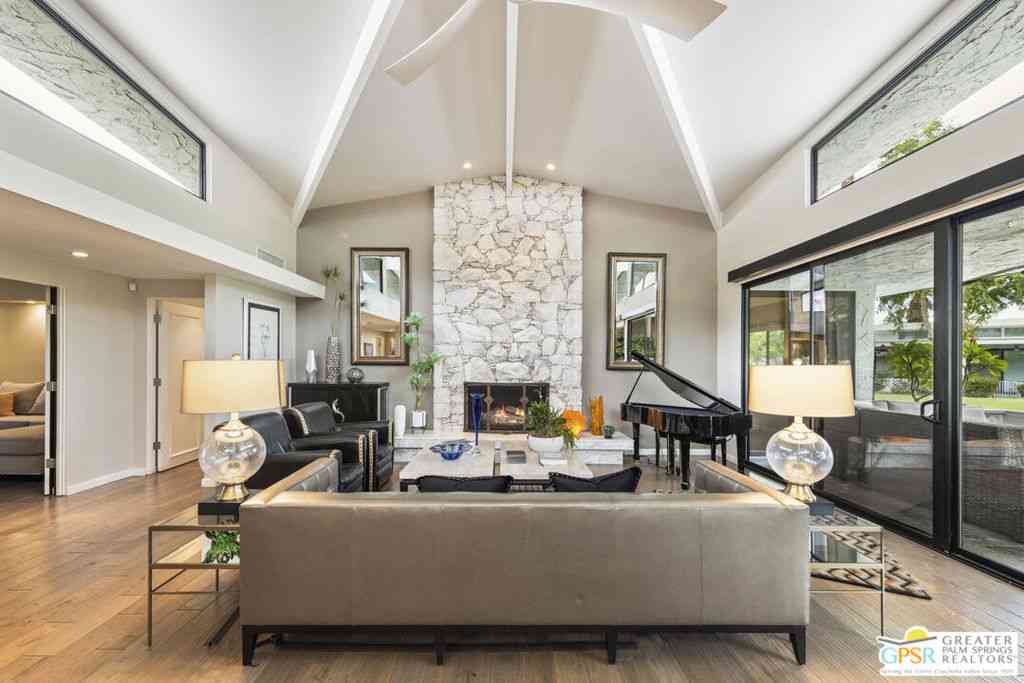 Condo For Sale - 2194 S La Paz Way<br/> Palm Springs, CA 92264