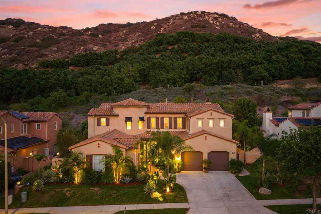 Homes For Sale - 2744 Vistamonte<br/> Escondido, CA 92027