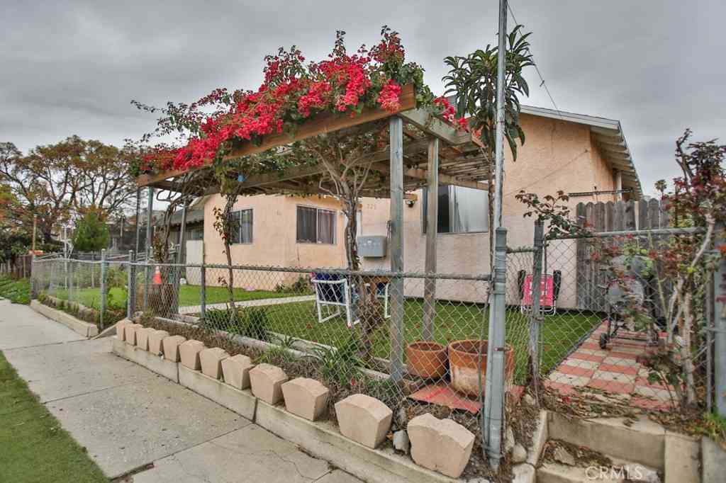 Multifamily For Sale - 823 W 81st Street<br/> Los Angeles, CA 90044